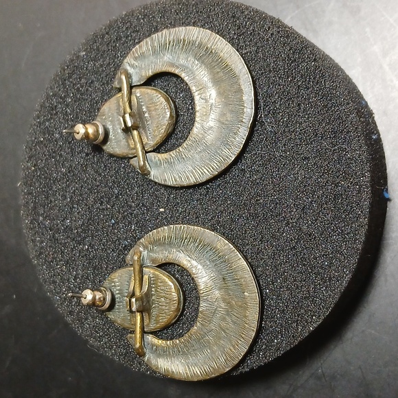 Vintage Hoop Dangle Earrings Brass Tone Filigree With Emerald Color - Picture 3 of 5